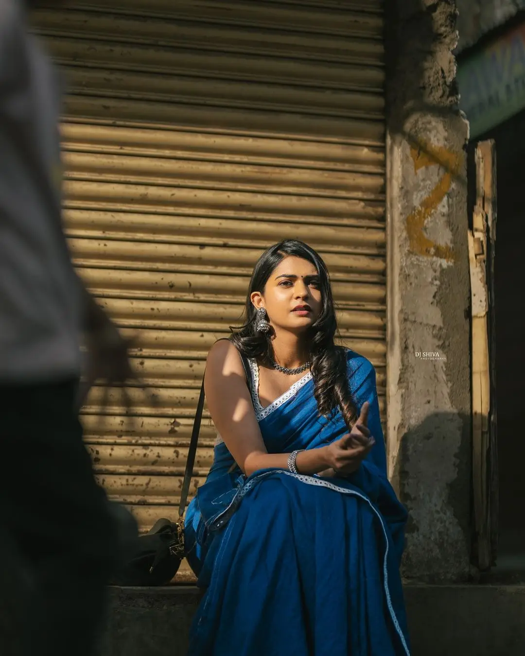 ZEE TV ACTRESS NISARGA GOWDA IN BLUE SAREE SLEEVELESS WHITE BLOUSE 12